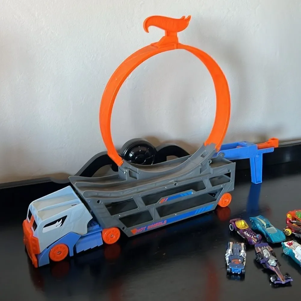 Mattel Hot Wheels Stunt & Go Track Set + 9 Hot Wheels Cars